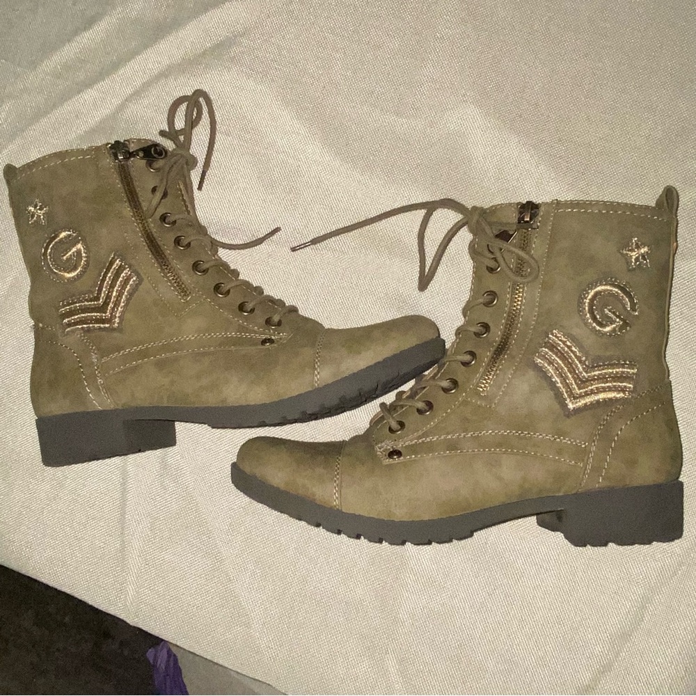 Guess olive ankle boots army style lace up womens with gold patches size 7.5